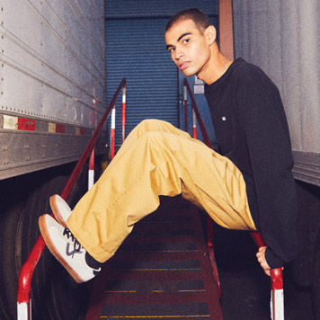 Cómo combinar pantalones chinos