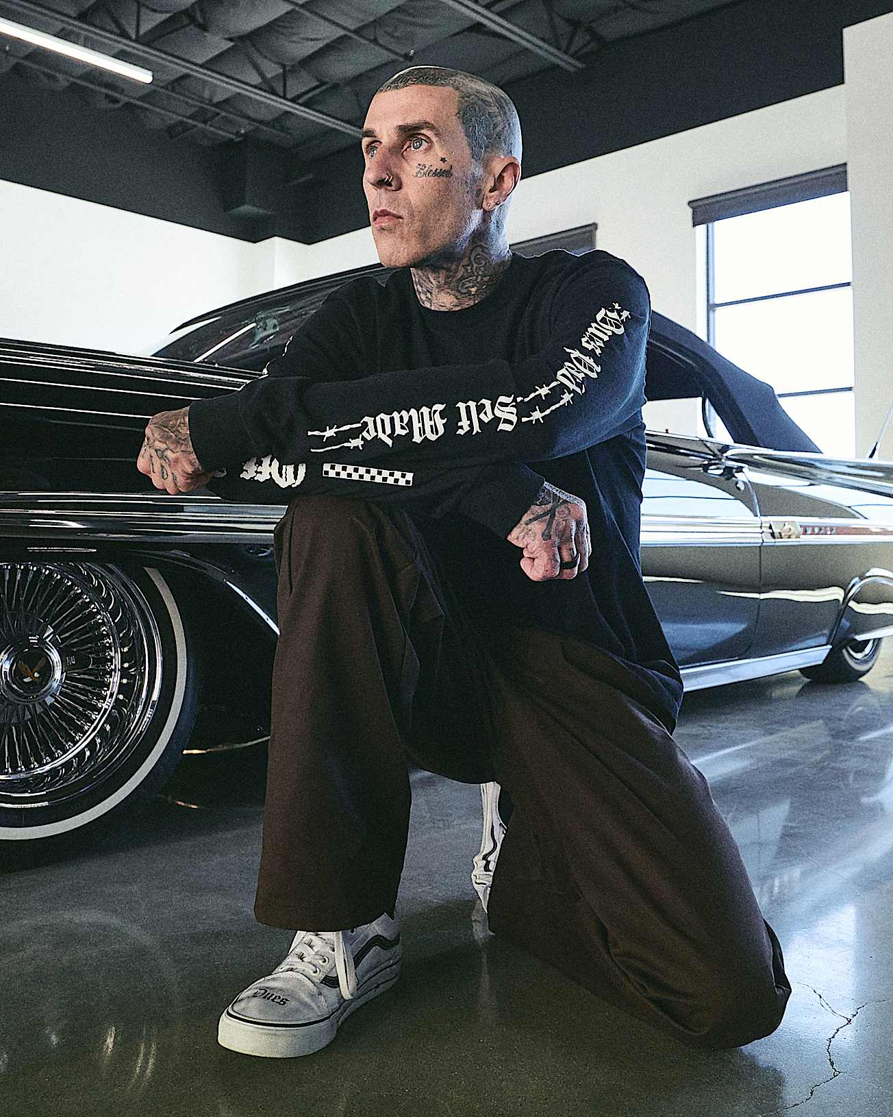 Kampagnenbild zur Vans x Travis Barker Kollektion mit Longsleeve und Old Skool Sneaker