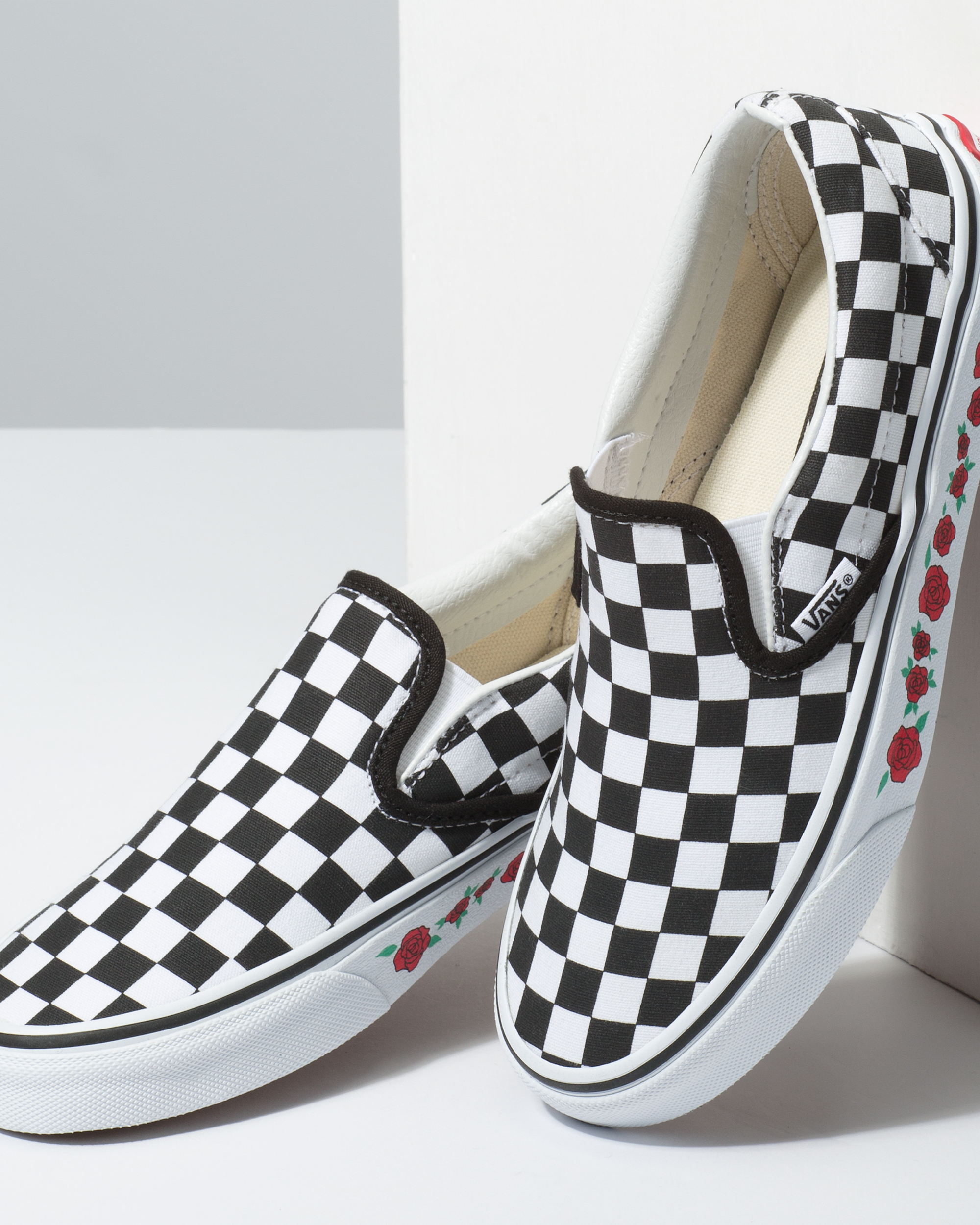 Personalisierbare Checkerboard Rose SlipOn VANS SchwarzWei ALT2