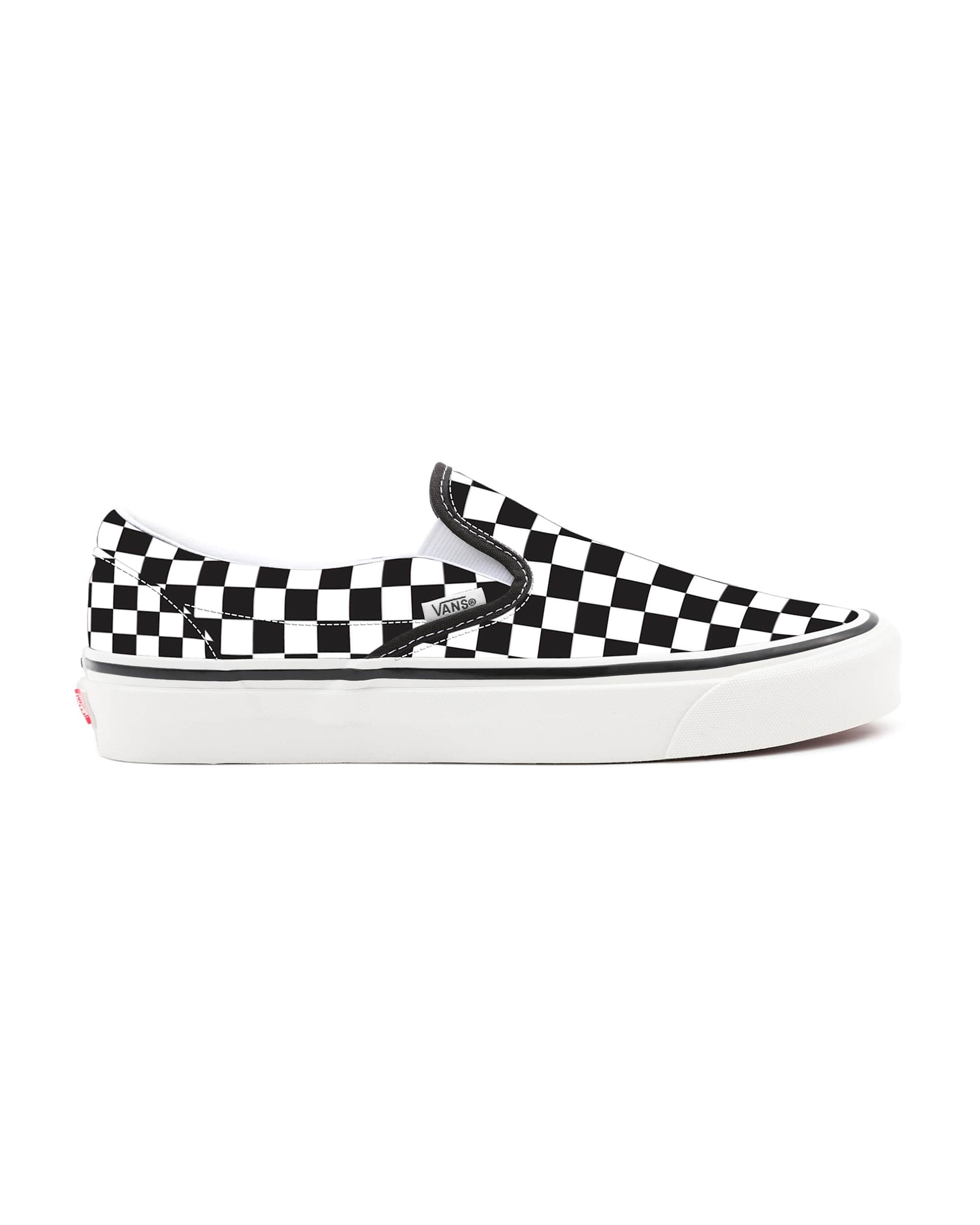Personalisierbare Checkerboard SlipOn mit weiter Passform VANS SchwarzWei ALT1