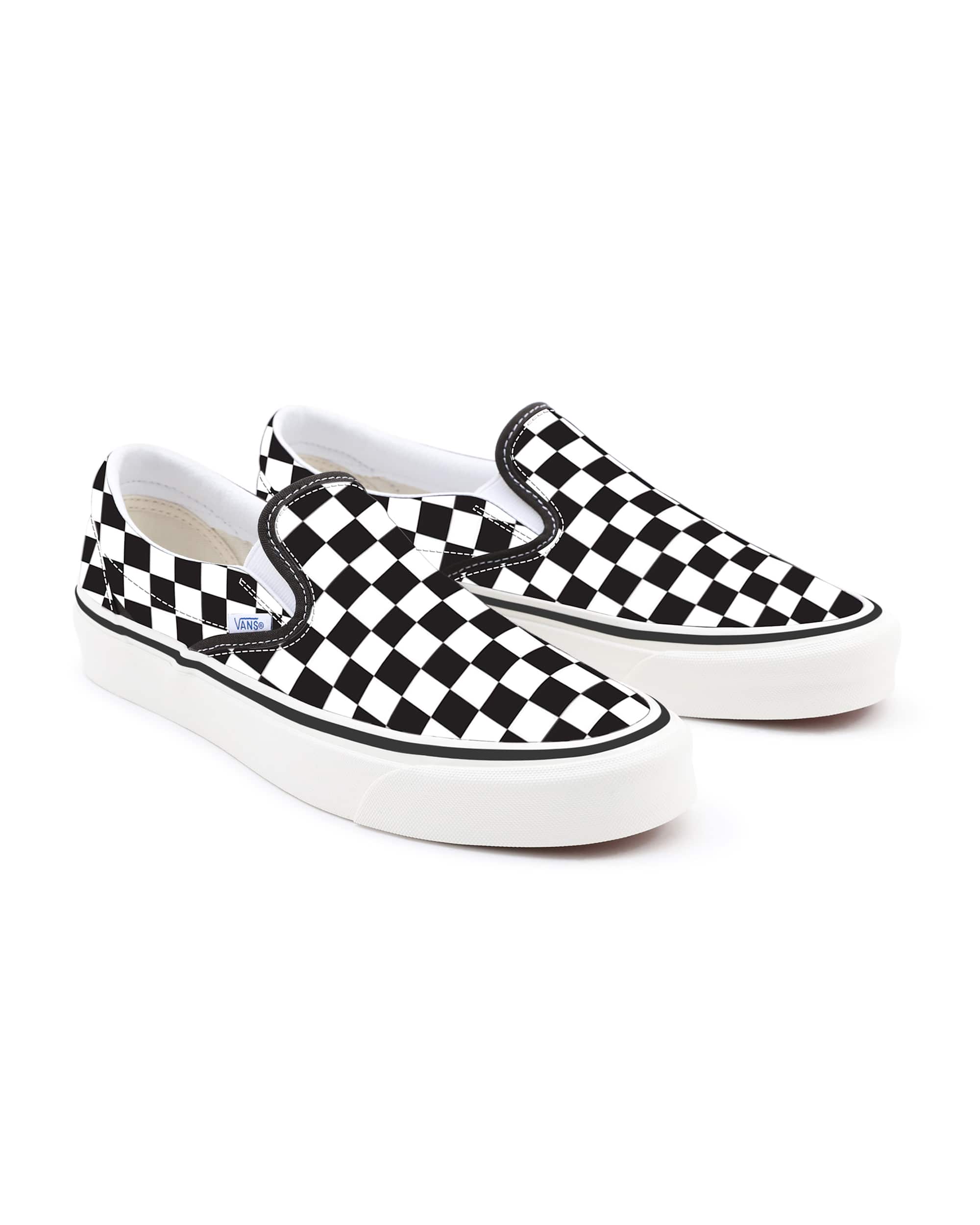 Personalisierbare Checkerboard SlipOn mit weiter Passform VANS SchwarzWei HERO