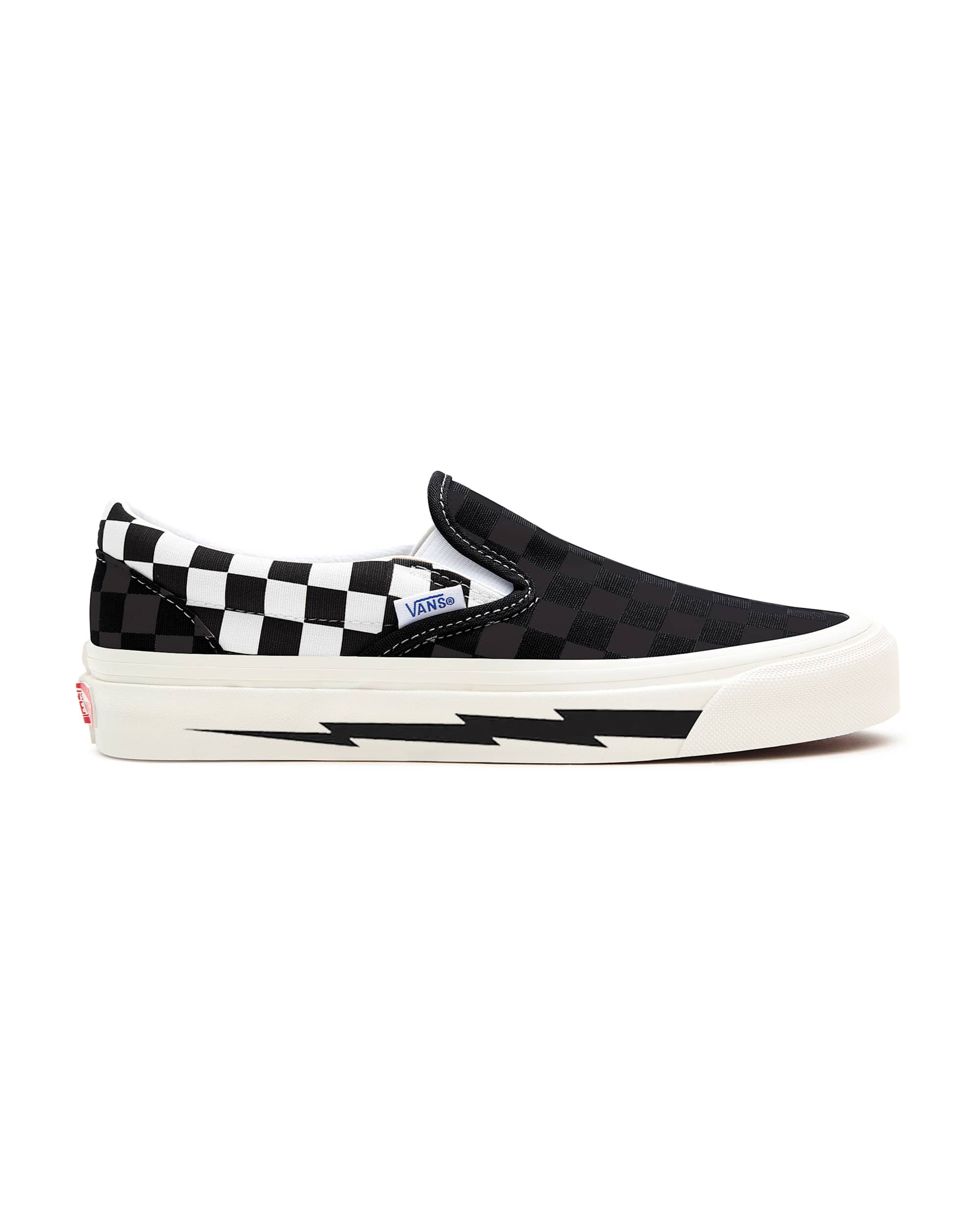 Personalisierbare Checkerboard Lighting Bolt SlipOn mit weiter Passform VANS SchwarzWei ALT1