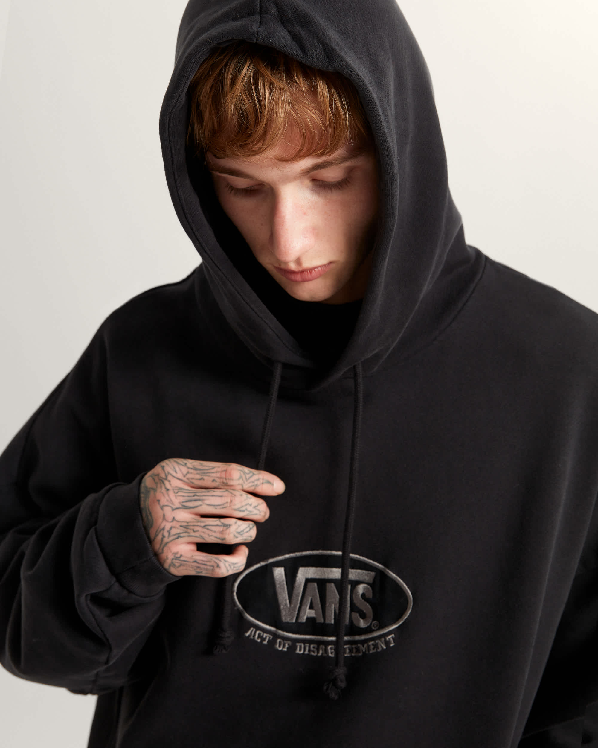 Act Of Disagreement Oval Logo Hoodie VANS Schwarz ALT6