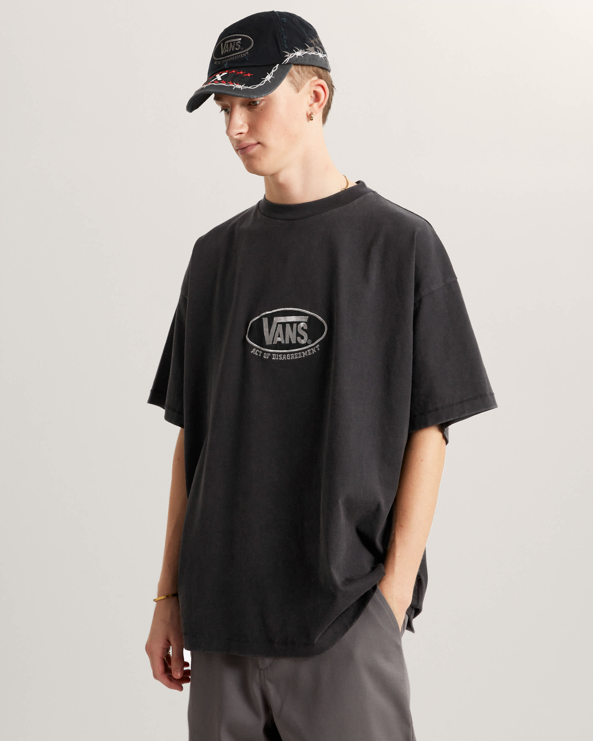 Act Of Disagreement Oval Logo TShirt VANS Schwarz ALT2