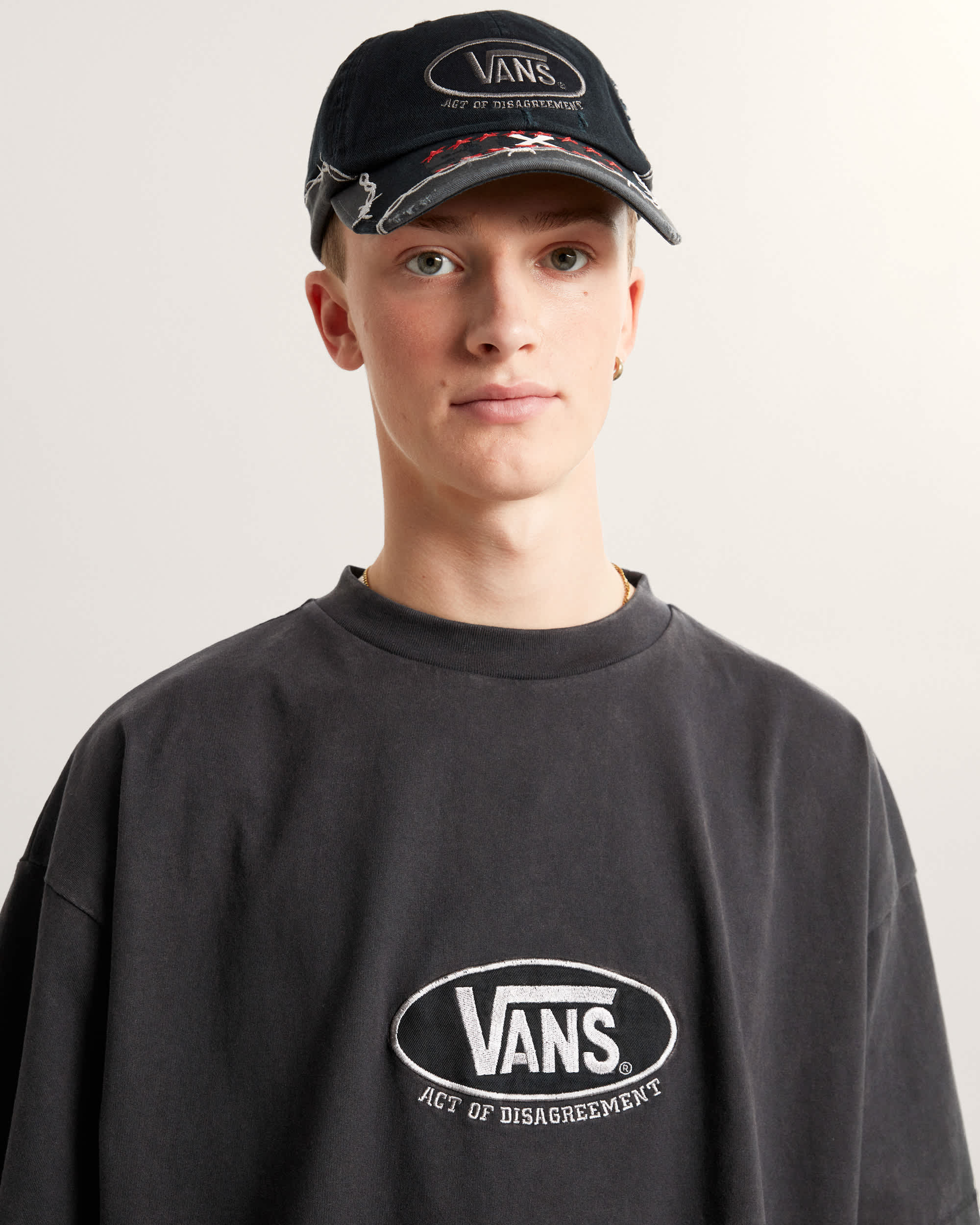 Act Of Disagreement Oval Logo TShirt VANS Schwarz ALT5