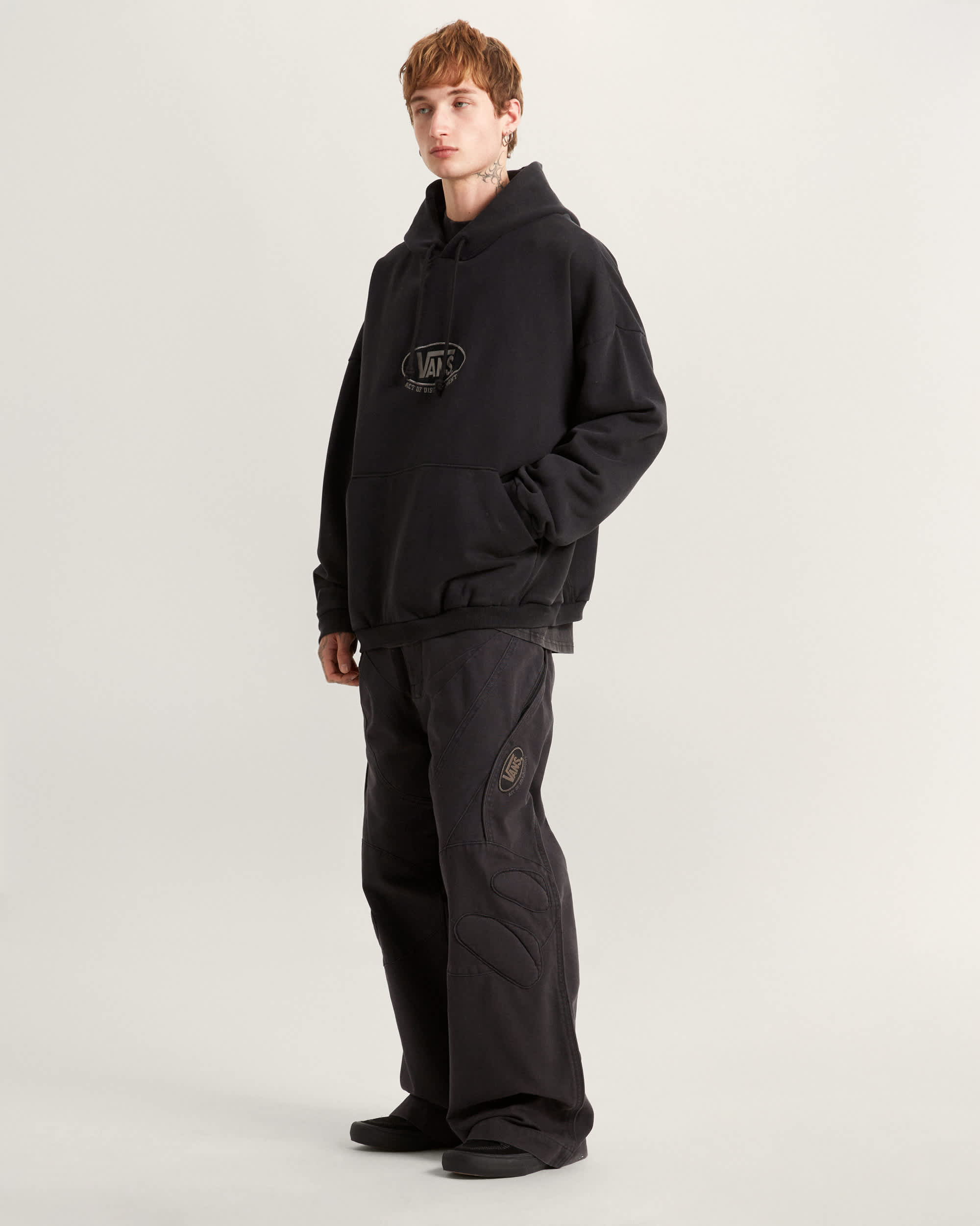 Act Of Disagreement Oval Logo Hoodie VANS Schwarz ALT5