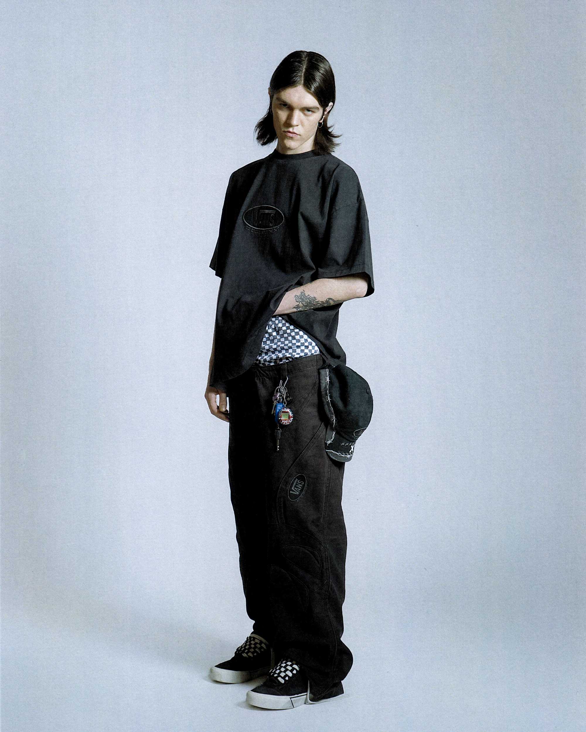 Act Of Disagreement Oval Logo TShirt VANS Schwarz ALT4