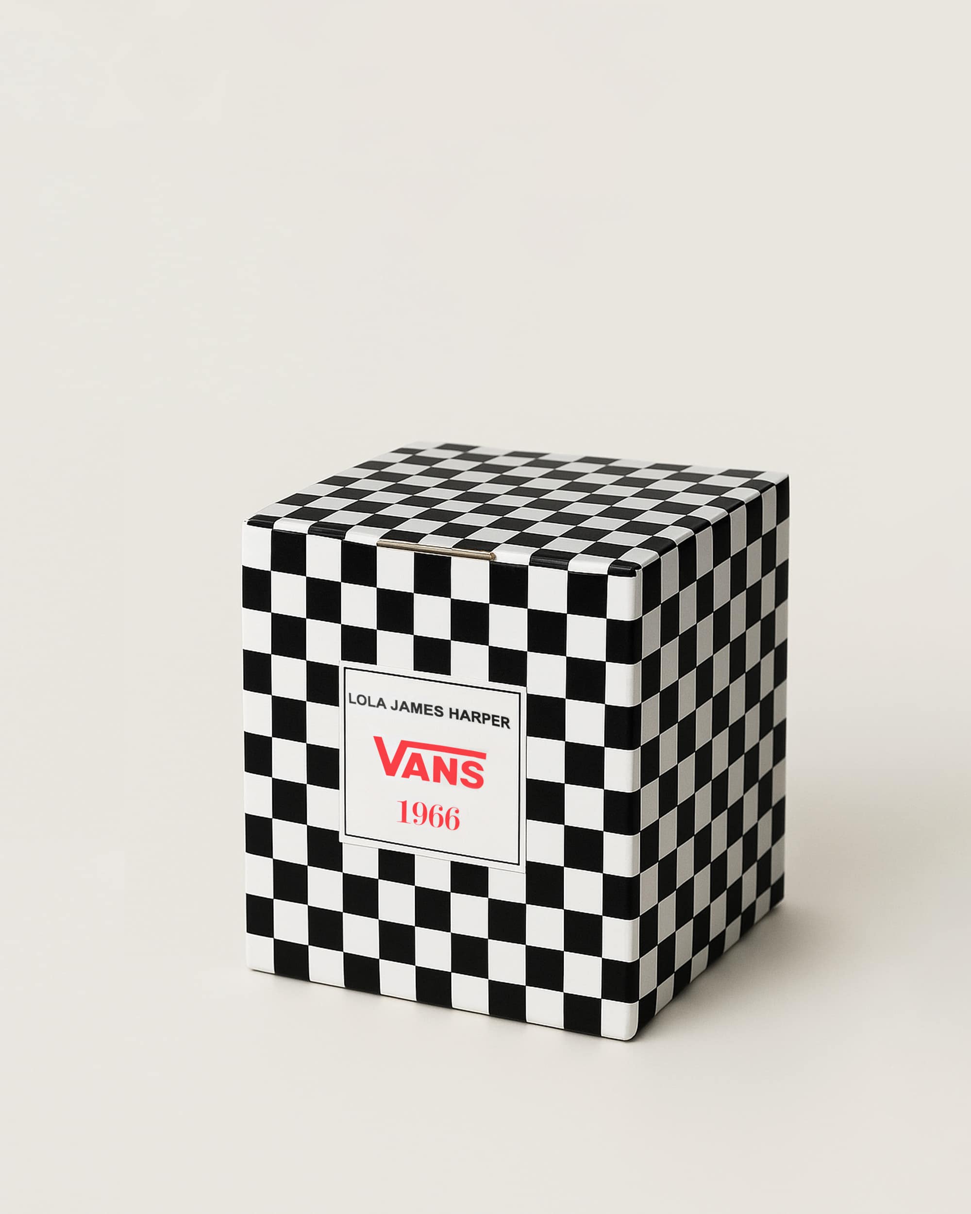 Lola James Harper Bespoke candle VANS Noir ALT1