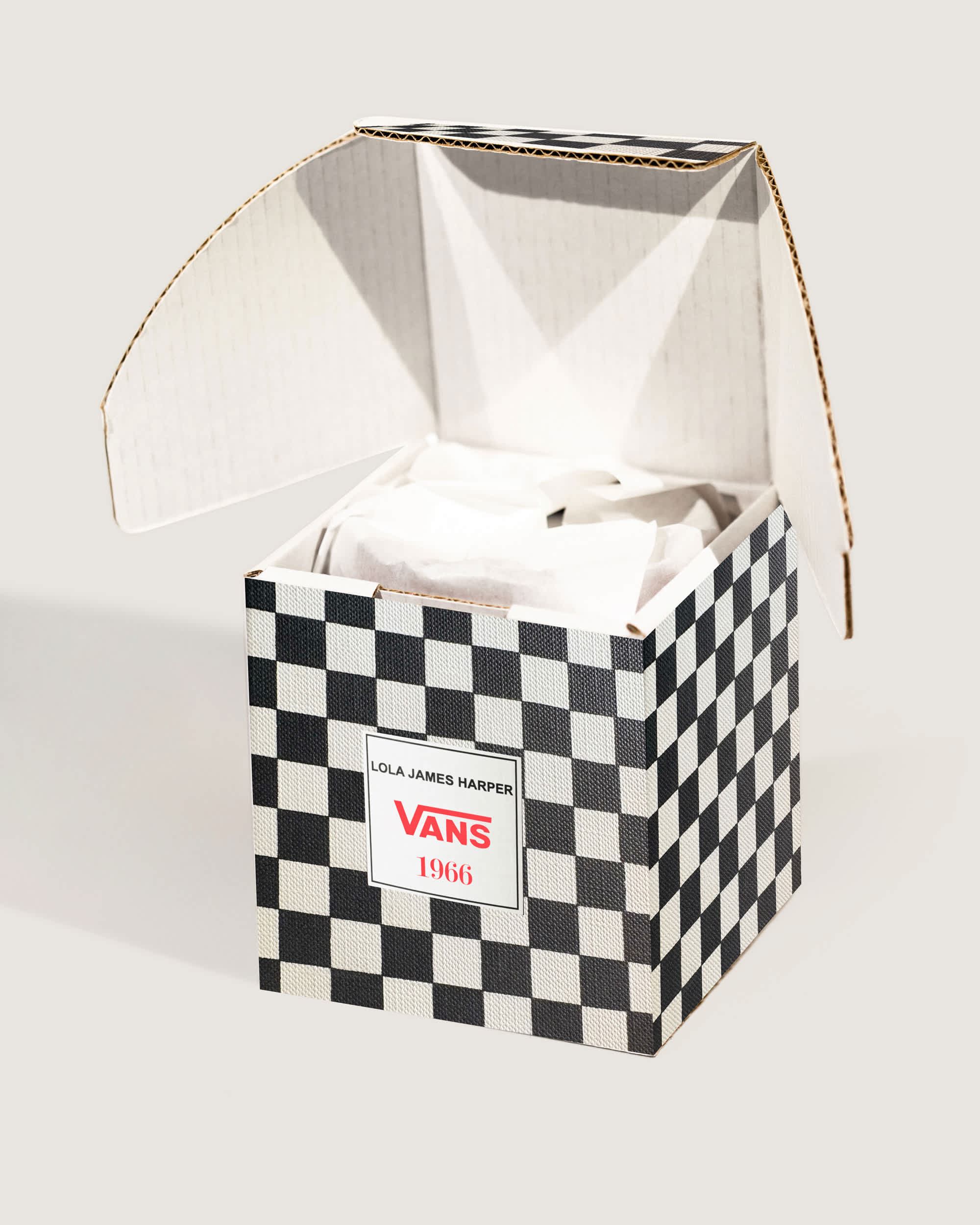 Lola James Harper Bespoke candle VANS Noir ALT2