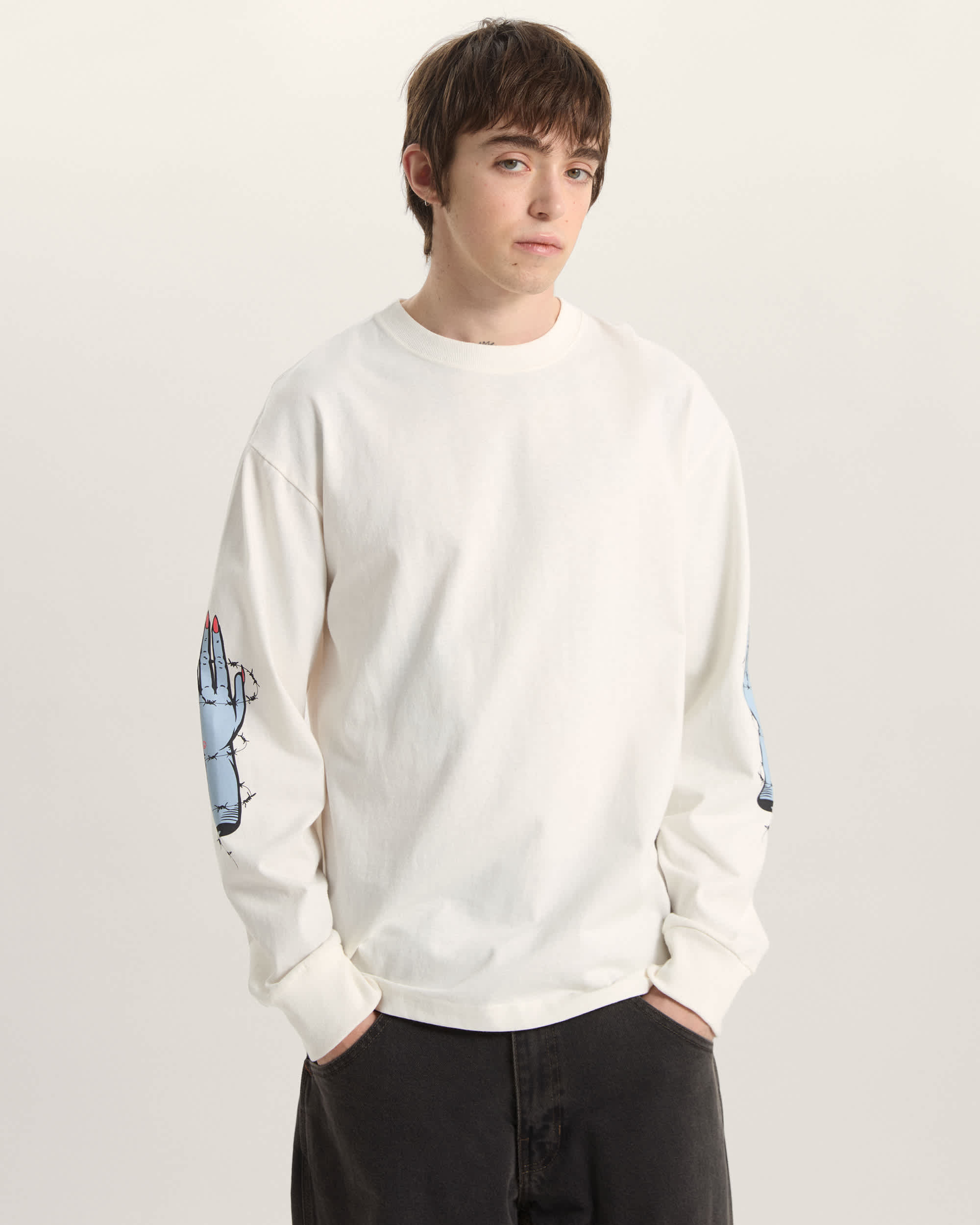 Dayana Zombie Hand LangarmTShirt VANS Wei ALT2