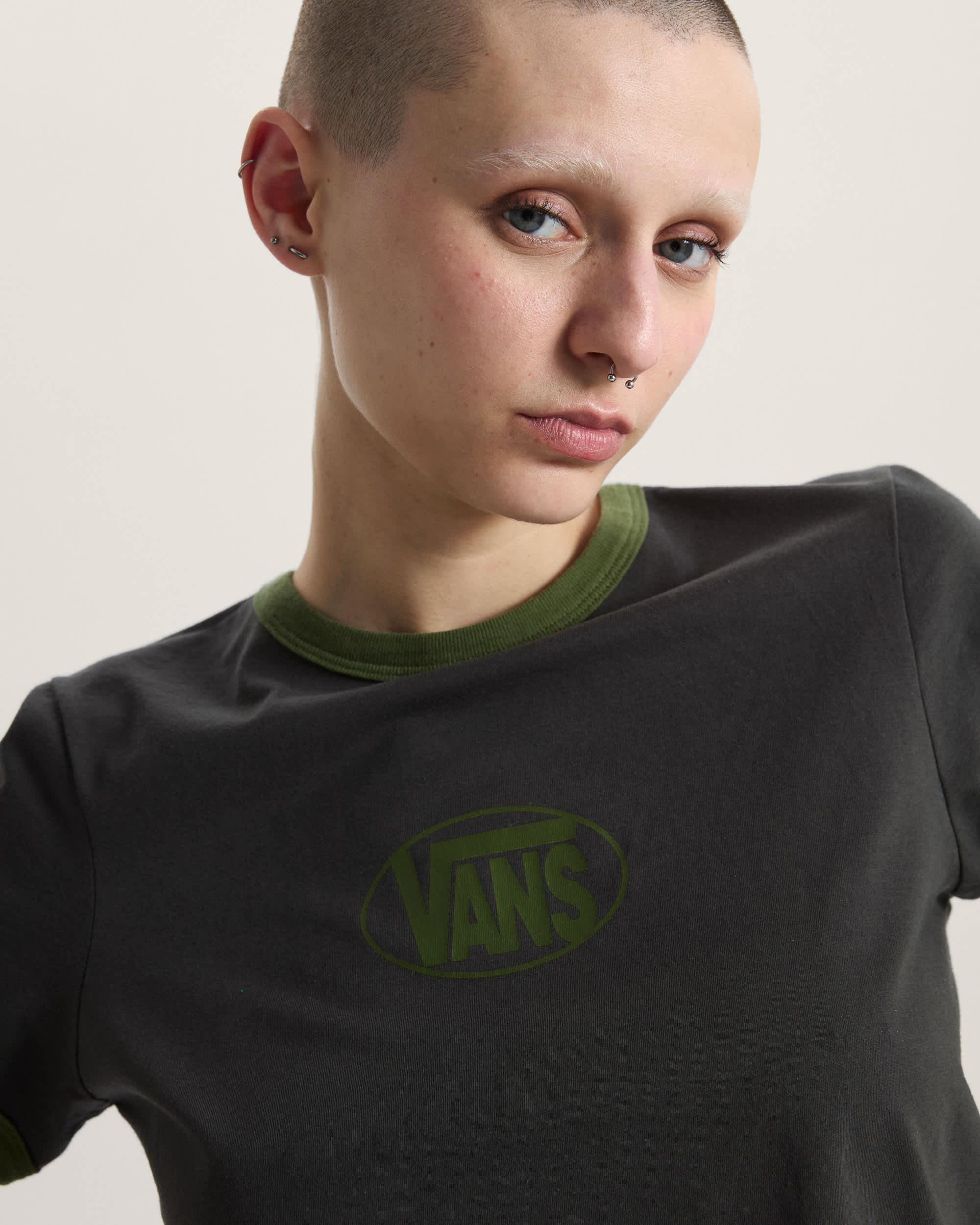 Circle V RingerTShirt VANS Schwarz ALT5