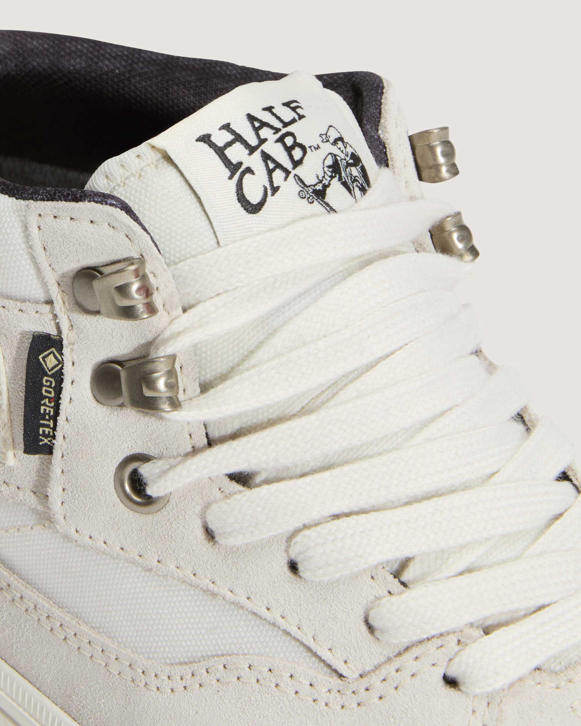 Chaussures Half Cab GORETEX Insulated VANS Blanc ALT7