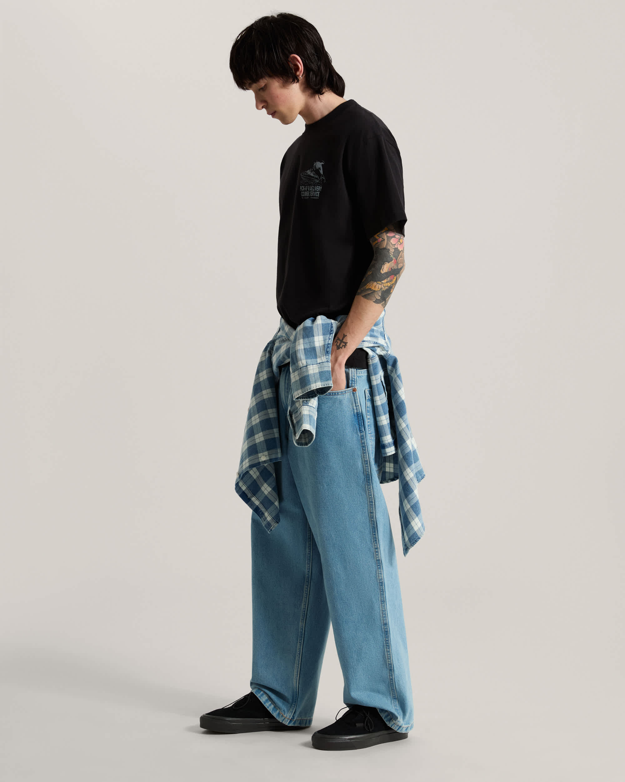 Tshirt Paulys Delivery VANS Noir ALT4