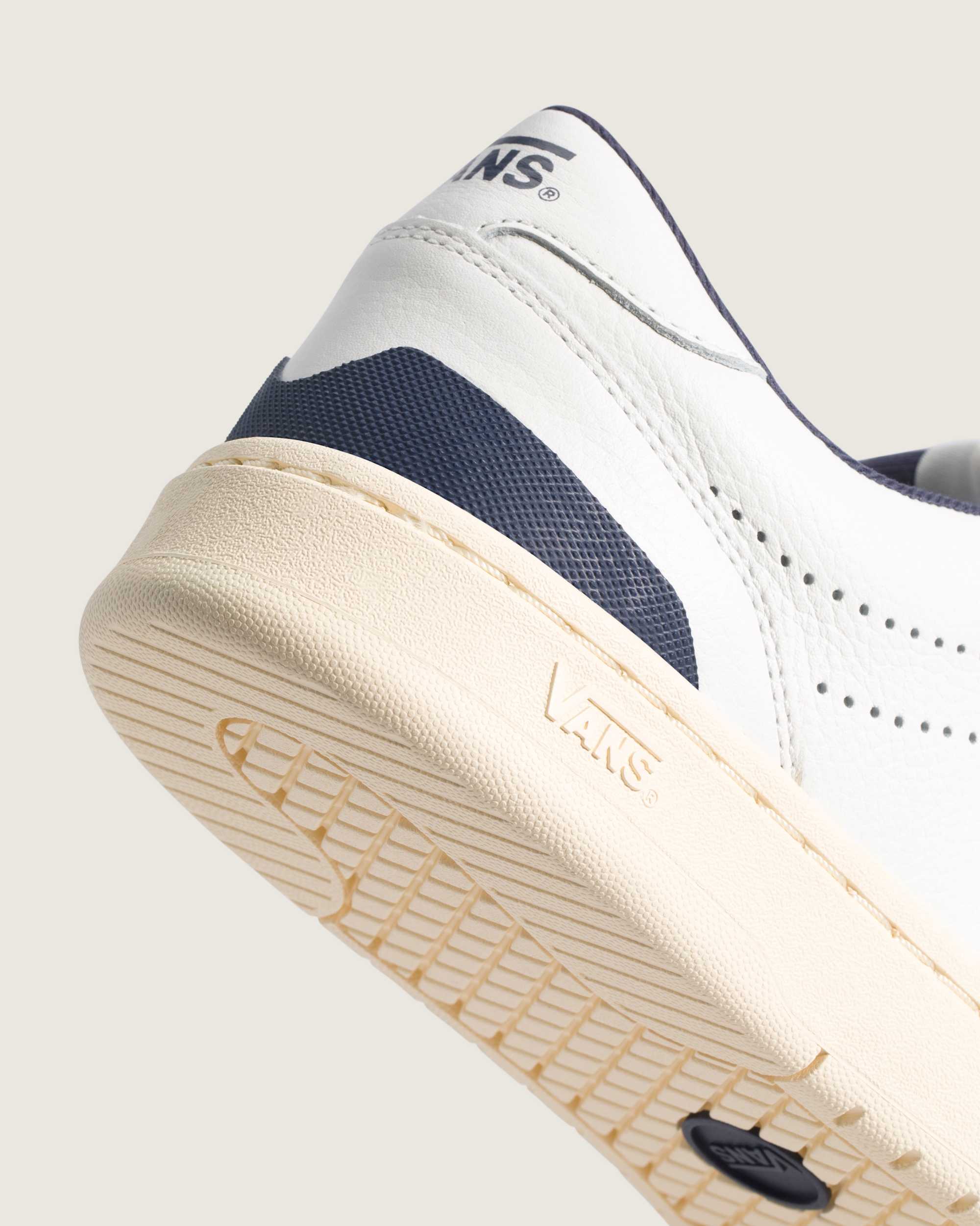Chaussures Court Low VANS Blanc ALT4