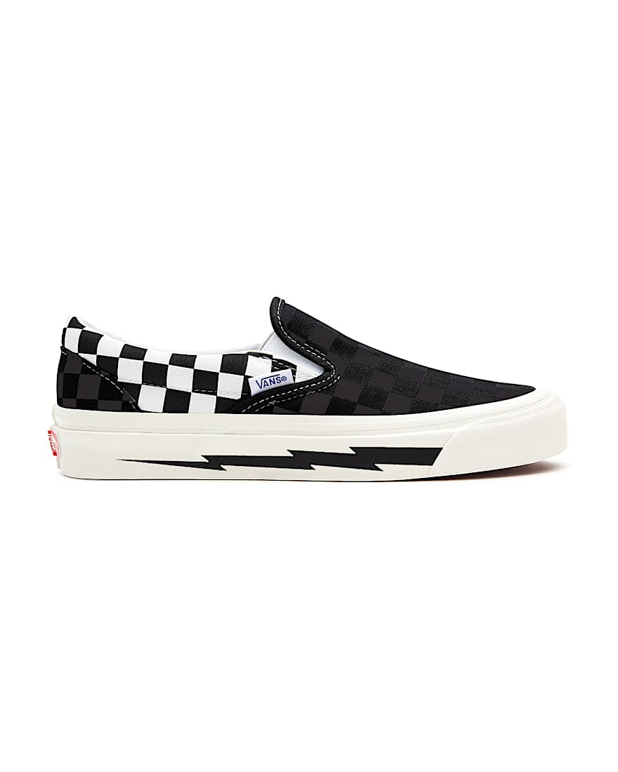 Personalisierbare Checkerboard Lighting Bolt SlipOn mit weiter Passform VANS SchwarzWei ALT1
