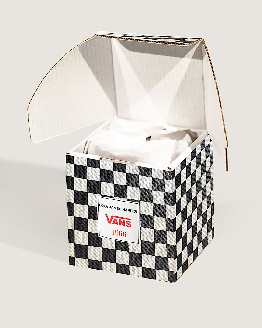 Lola James Harper Bespoke candle VANS Noir ALT2