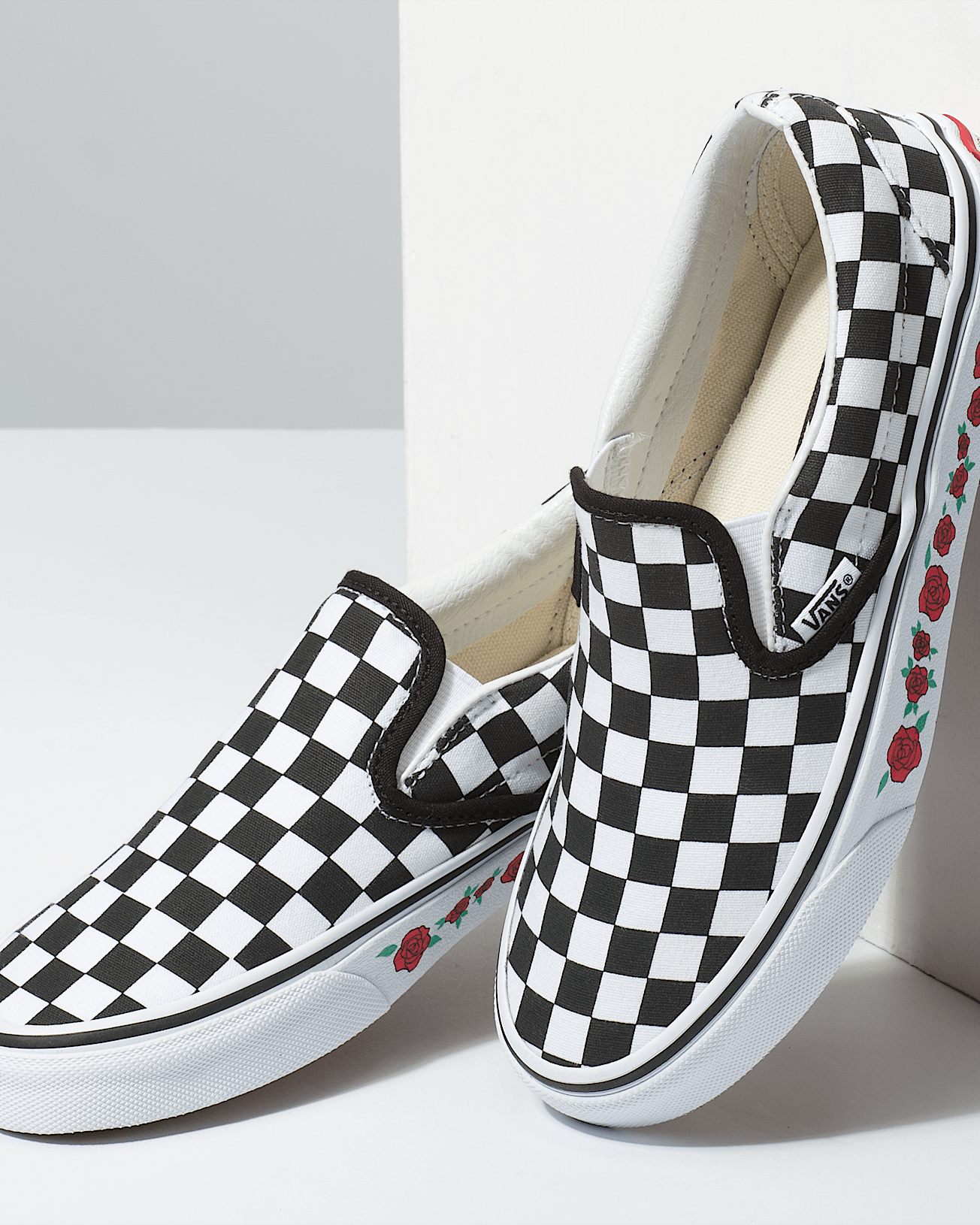 Personalisierbare Checkerboard Rose SlipOn VANS SchwarzWei ALT2