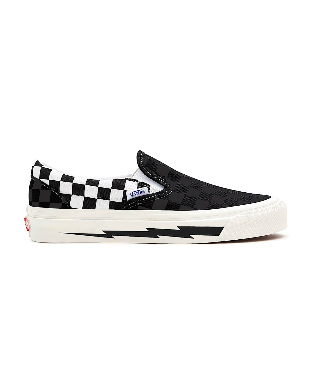 Personalisierbare Checkerboard Lighting Bolt SlipOn mit weiter Passform VANS SchwarzWei ALT1
