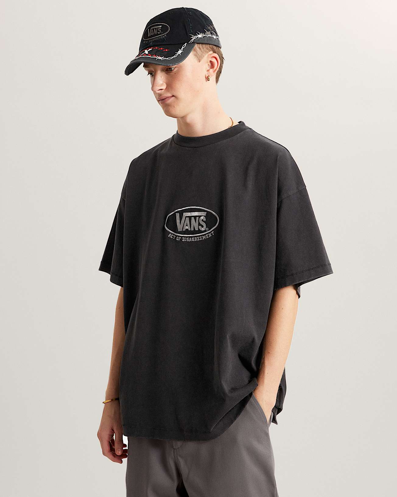 Act Of Disagreement Oval Logo TShirt VANS Schwarz ALT2