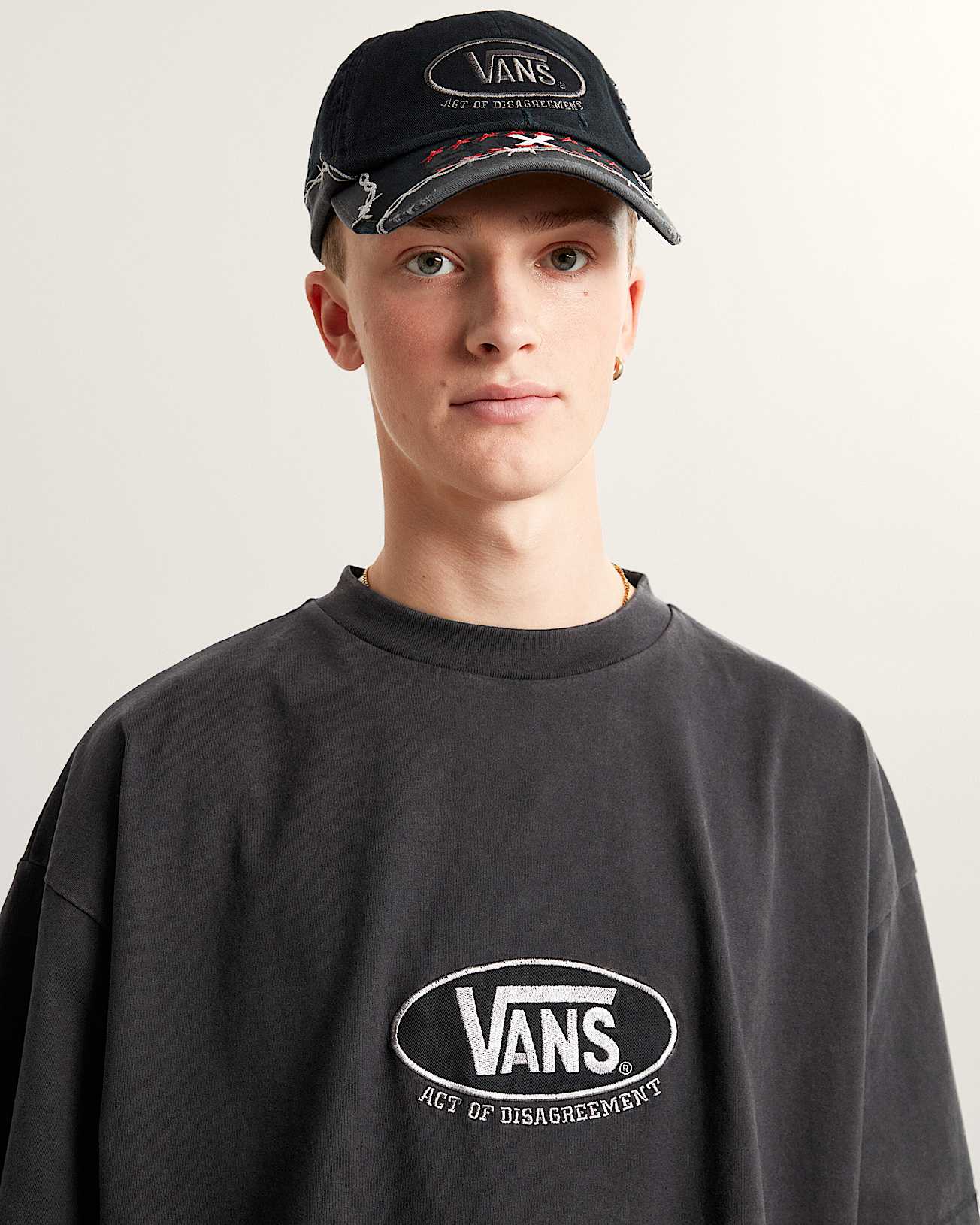 Act Of Disagreement Oval Logo TShirt VANS Schwarz ALT5