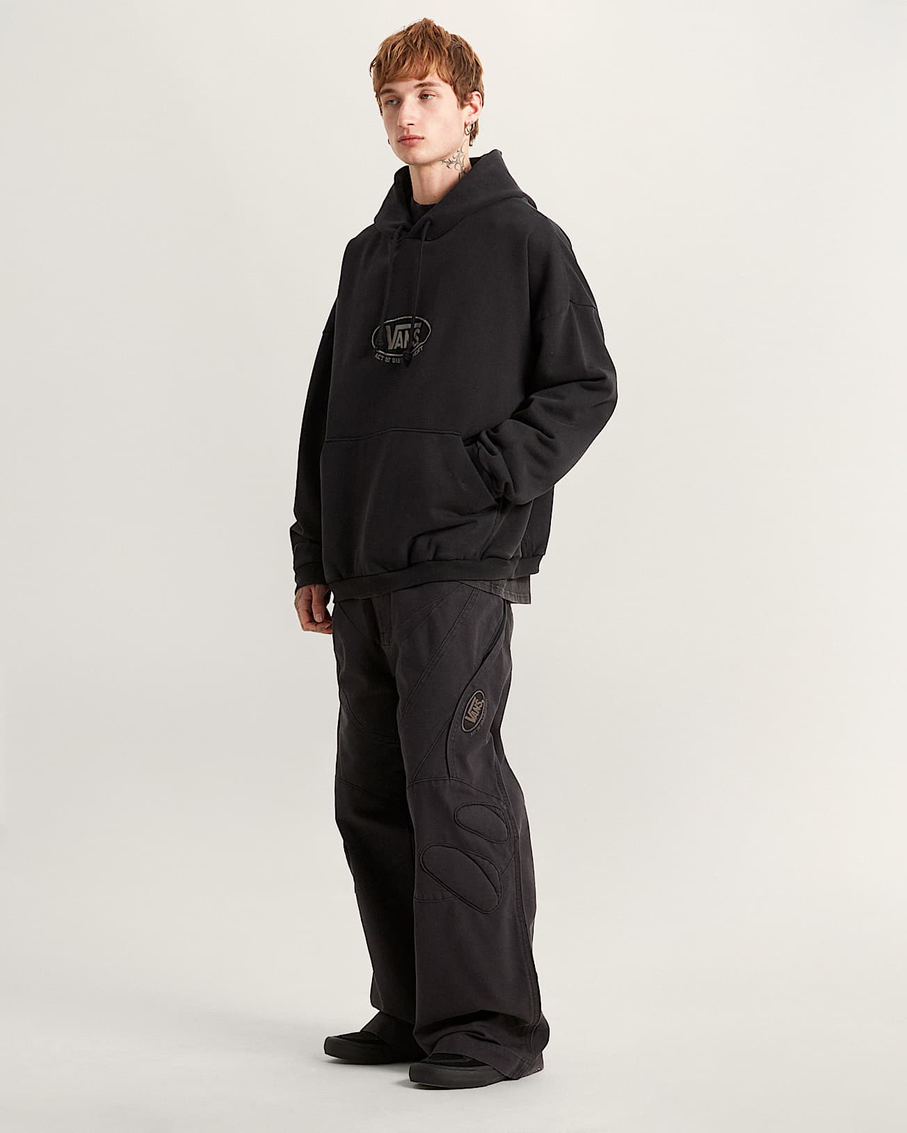 Act Of Disagreement Oval Logo Hoodie VANS Schwarz ALT5