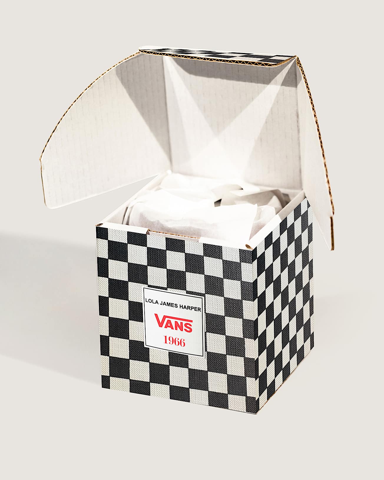 Lola James Harper Bespoke candle VANS Noir ALT2