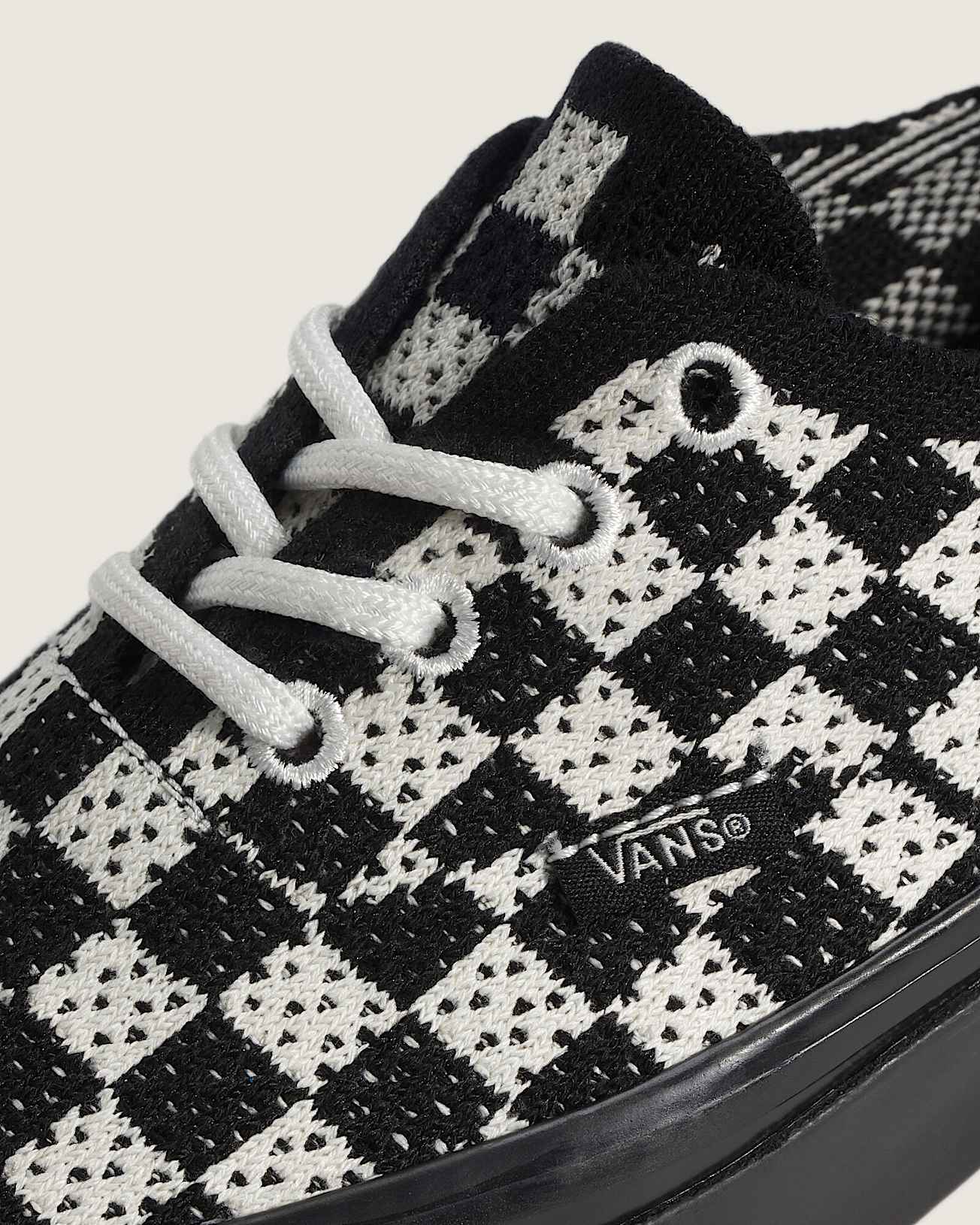 Tnis Premium Authentic Checkerboard VANS Preto ALT4