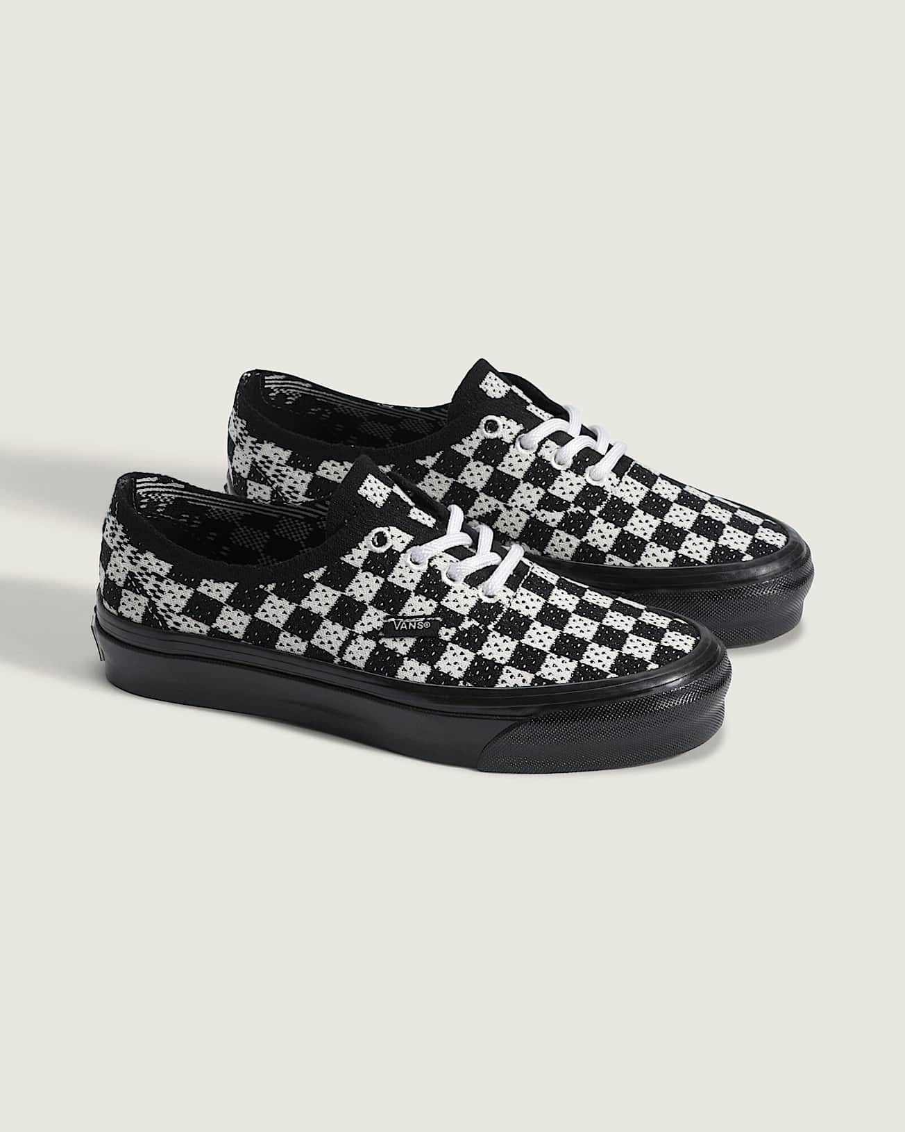 Tnis Premium Authentic Checkerboard VANS Preto ALT1