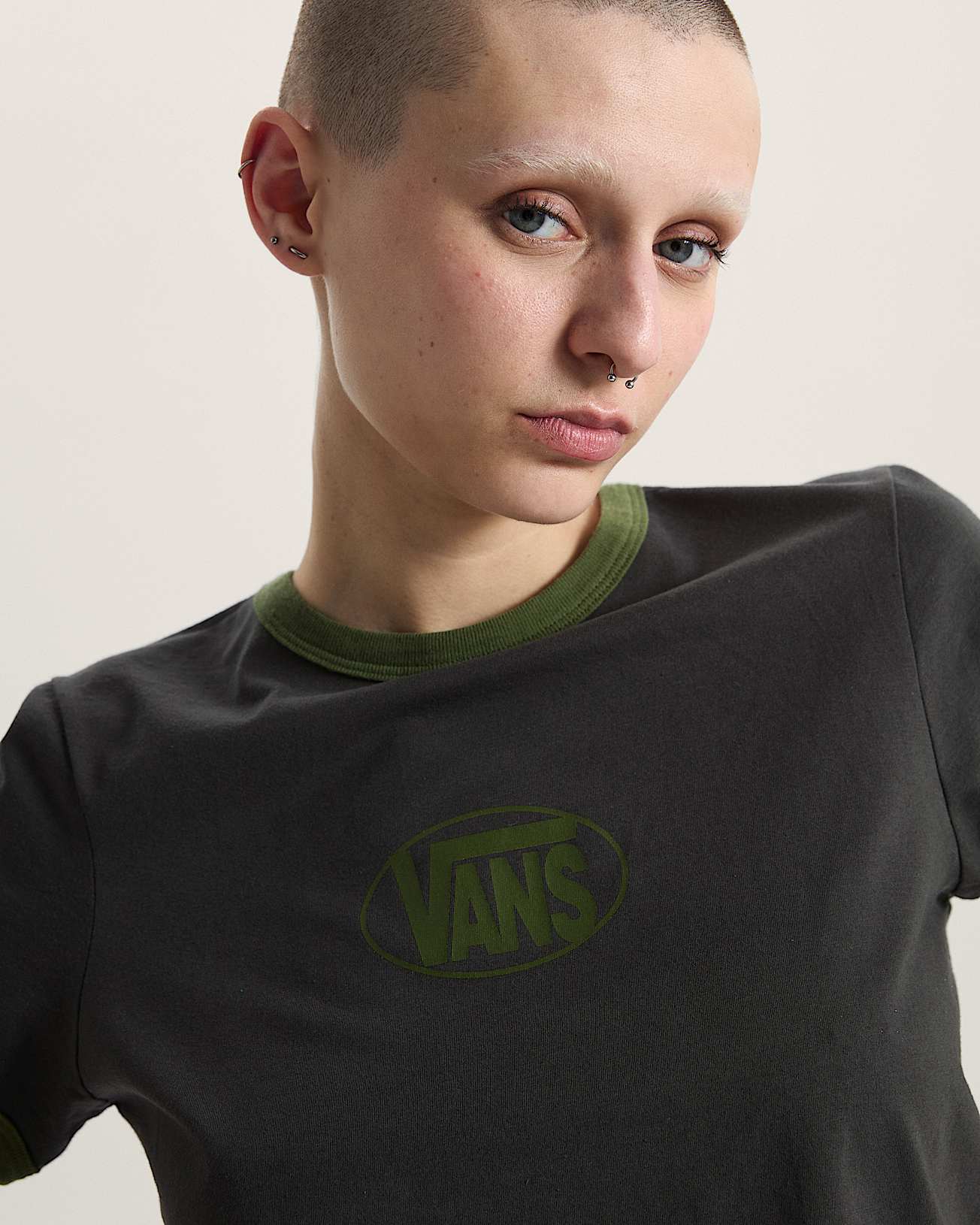 Circle V RingerTShirt VANS Schwarz ALT5