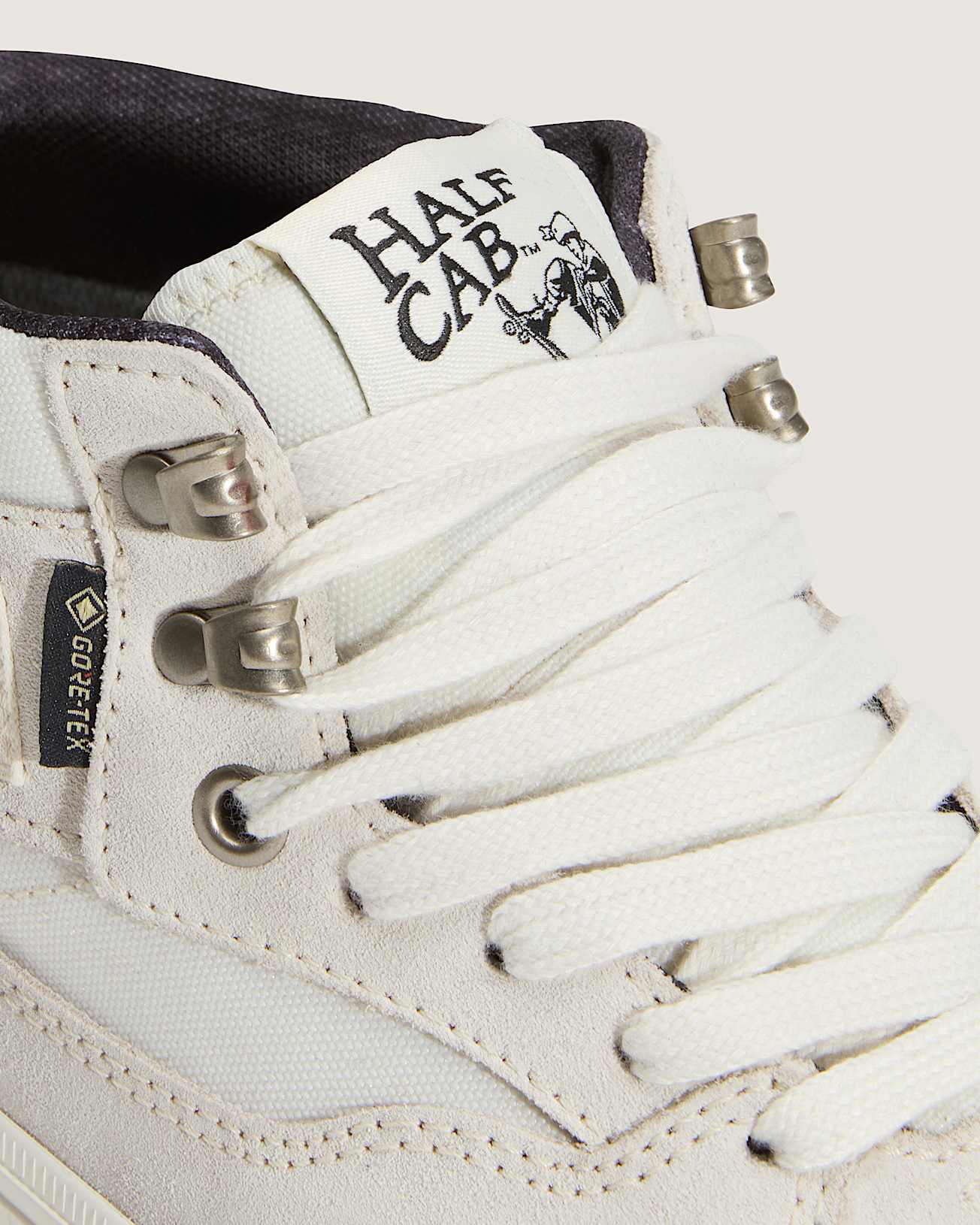 Chaussures Half Cab GORETEX Insulated VANS Blanc ALT7