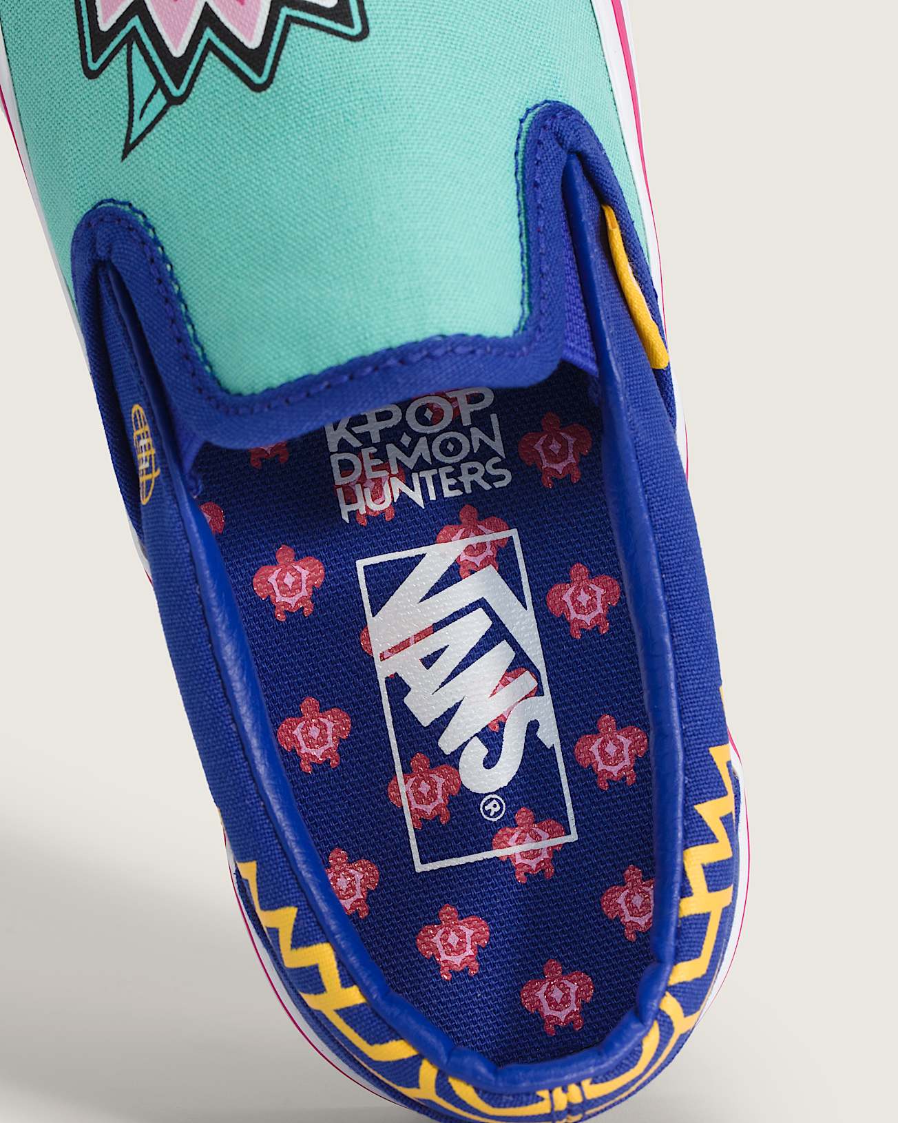 Scarpe Bambinoa KPop Demon Hunters x Vans Classic SlipOn 814 anni VANS Blu ALT5