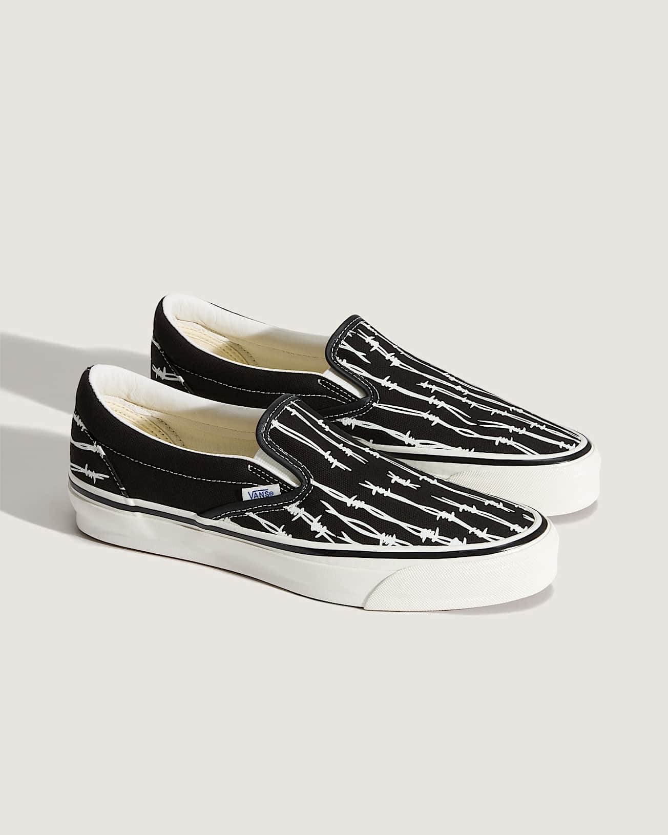 Premium Slip-On 98 Shoes in Black| Vans FI