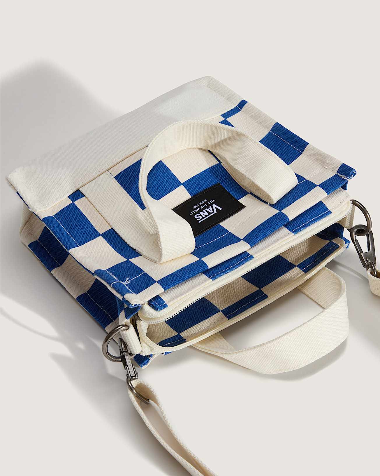 【Vans】遊び心あふれるロゴ入りLil Pergsトートバッグ Lil Pergs Tote Bag in Antique White / Blue | Vans